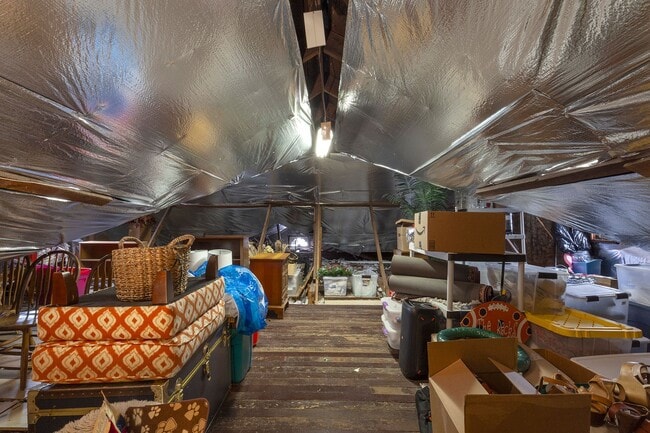 Building Photo - Timeless 3/2 in the Heart of Midtown by Piedmont Park!