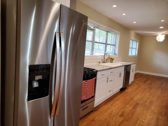 Building Photo - Newly Remodeled Mid Century Style Home!!