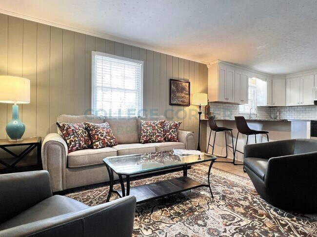 Building Photo - 830 Delmonte Dr NW