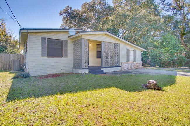 Building Photo - Pensacola 3BR Home with Bonus Den, Hardwood Floors & Fenced Backyard-Coming Available 8/17.