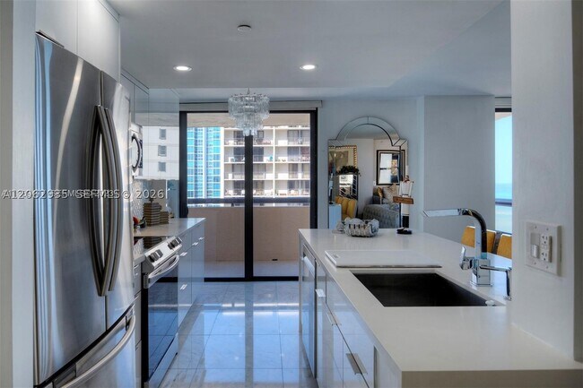 Building Photo - 2555 Collins Ave