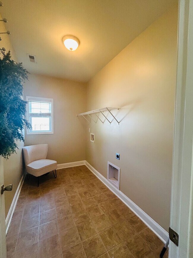 Building Photo - 3504 Castlefield Ln