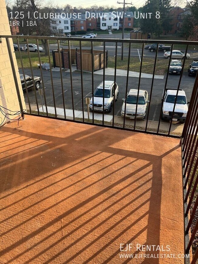 Building Photo - 125 Clubhouse Dr SW