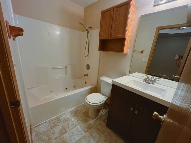 Building Photo - Leasing
