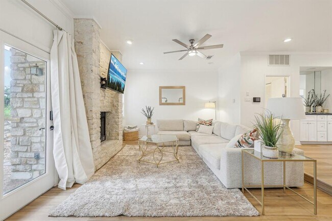 Building Photo - 2201 Lakeway Blvd