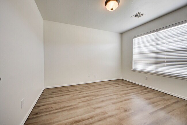 Building Photo - 608 Cavecreek St