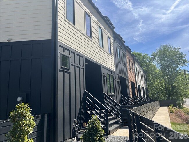 Building Photo - 1356 Briar Creek Rd