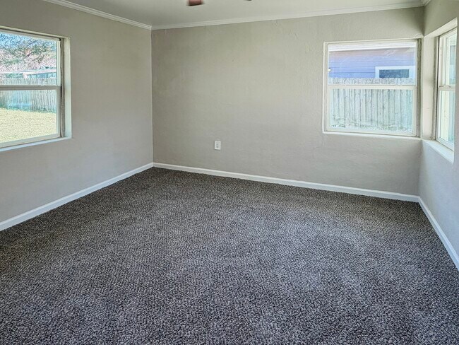 Building Photo - 427 Wood St