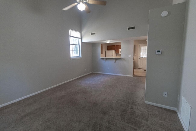 Building Photo - 5569 Pinehurst Ln