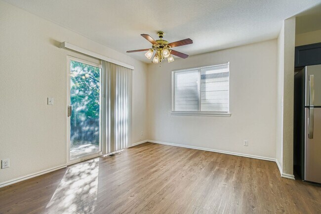 Building Photo - Bright & Spacious 3-Bedroom Home in Fox Run