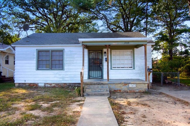 Primary Photo - 1709 Marion St