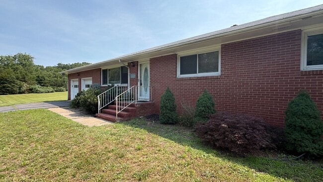 Building Photo - Move-In Ready 3-Bed, 2.5-Bath Home with a Beautiful Big Yard in Peaceful Jackson, NJ