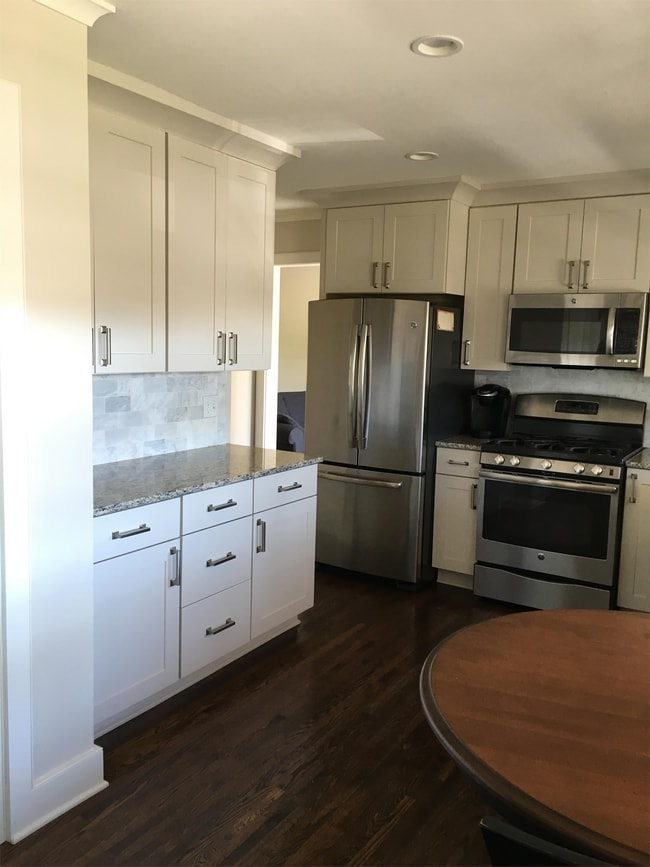 Building Photo - 615 Rice St E