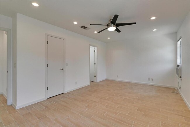 Building Photo - 15003 Chamberlain Ct