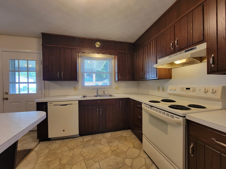 Building Photo - 457 W Main Ave