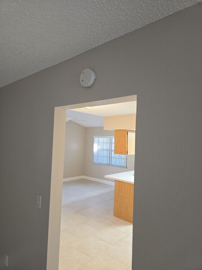 Building Photo - Beautuful 2 bedroom, 2 bath, 2 car garage rental home in Weeki Wachee!