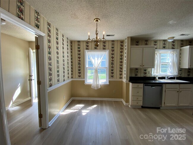 Building Photo - 1025 Thornsby Ln