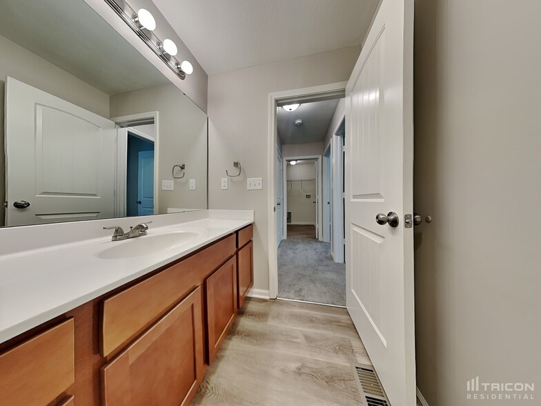 Building Photo - 906 W Clinton St