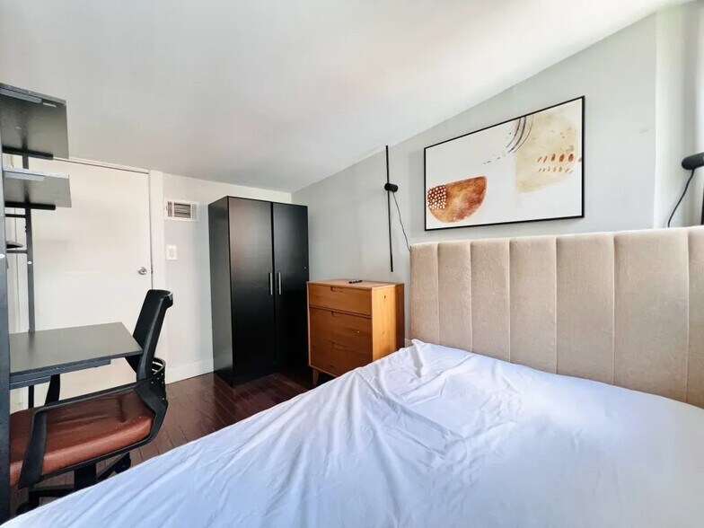 Building Photo - Furnished room/NOT APARTMENT
