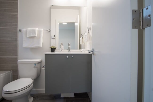 Building Photo - Modern 3BR/3.5BA Townhouse with Rooftop Views in Yesler Terrace