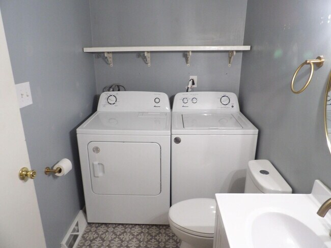 Building Photo - 604 Taylor Ave