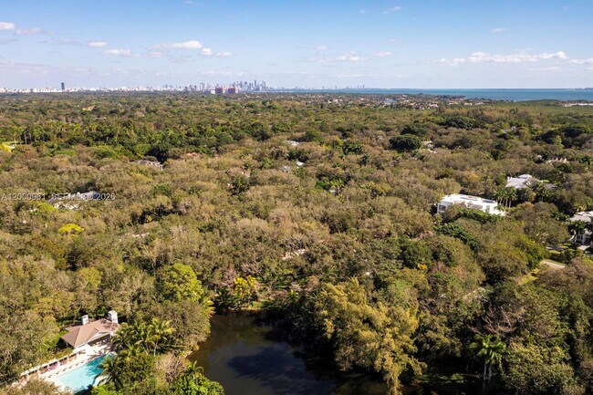 Building Photo - 10100 Lakeside Dr