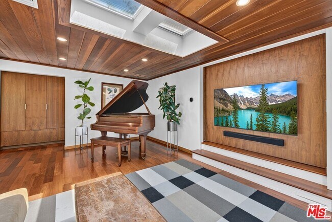 Building Photo - 1738 Topanga Skyline Dr