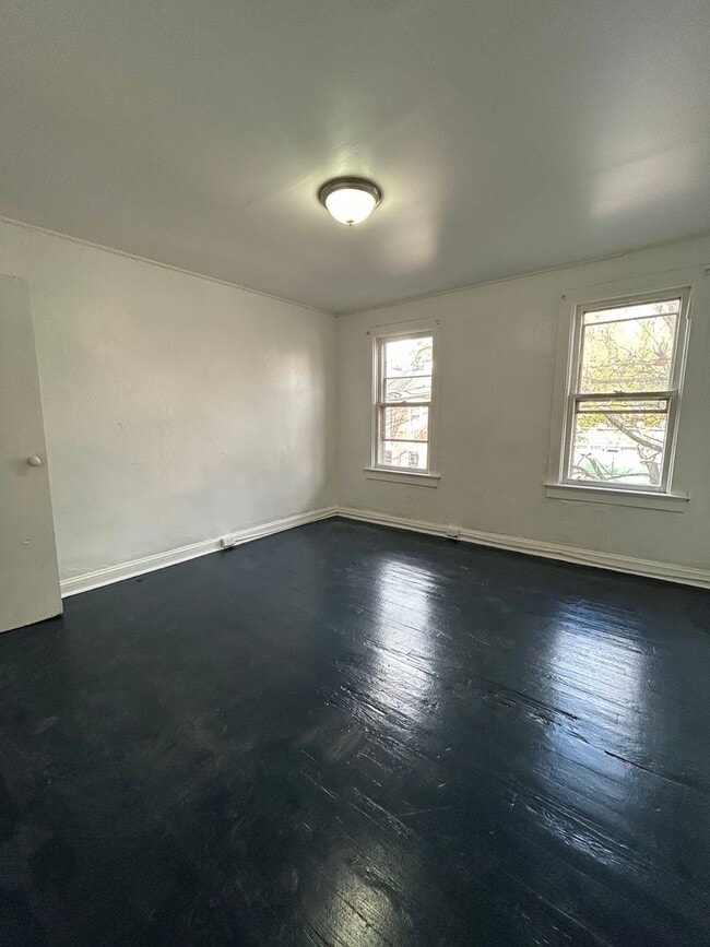 Building Photo - 2 bed 1 bath freshly renovated