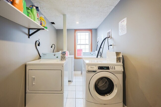 Building Photo - 104 Oak St