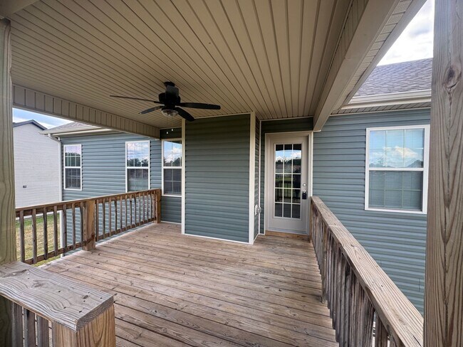 Building Photo - Stunning 4-Bedroom, 3-Bathroom Home – A Mu...