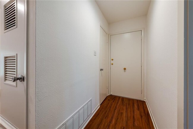 Building Photo - 2100 Rabb Rd