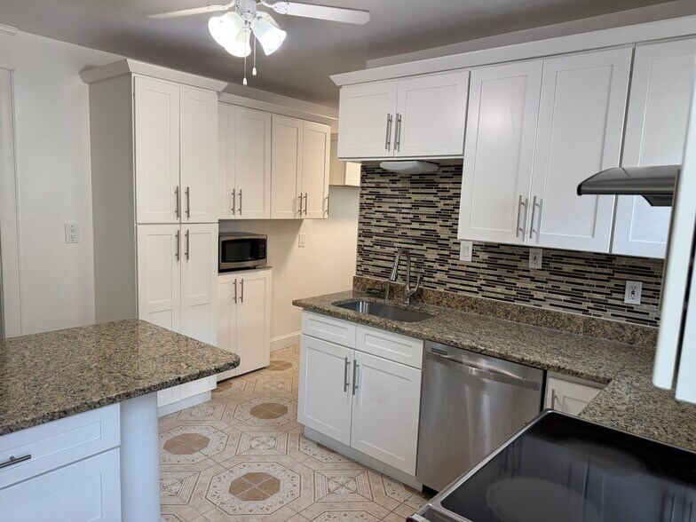 Building Photo - 653 Pleasant Valley Pky