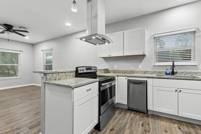 Building Photo - 221 N Bermuda St