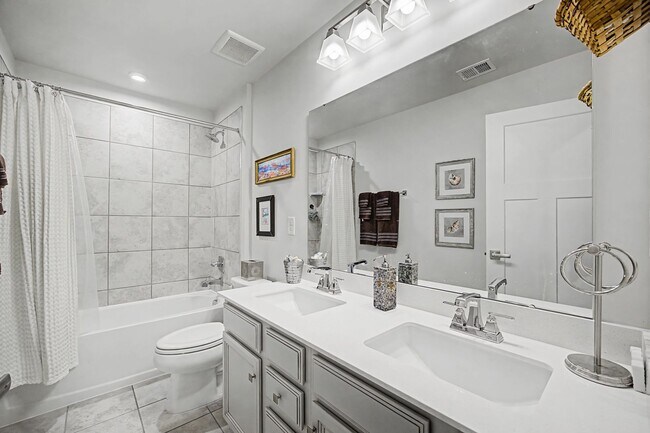 Building Photo - 4 Bedroom Executive Home located in Magnolia Green