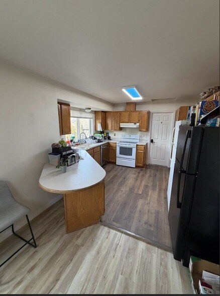 Building Photo - 2914 Sunset Dr W