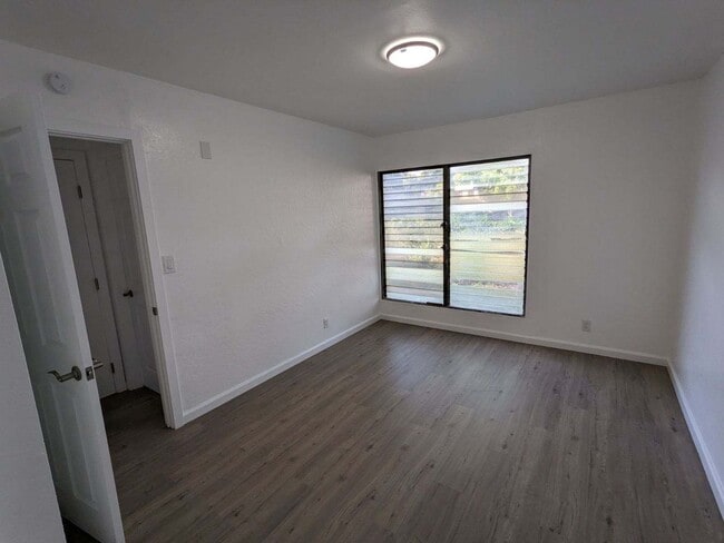 Building Photo - 2 Bedroom 1 Bath Townhouse w/ 1 Parking Stall.