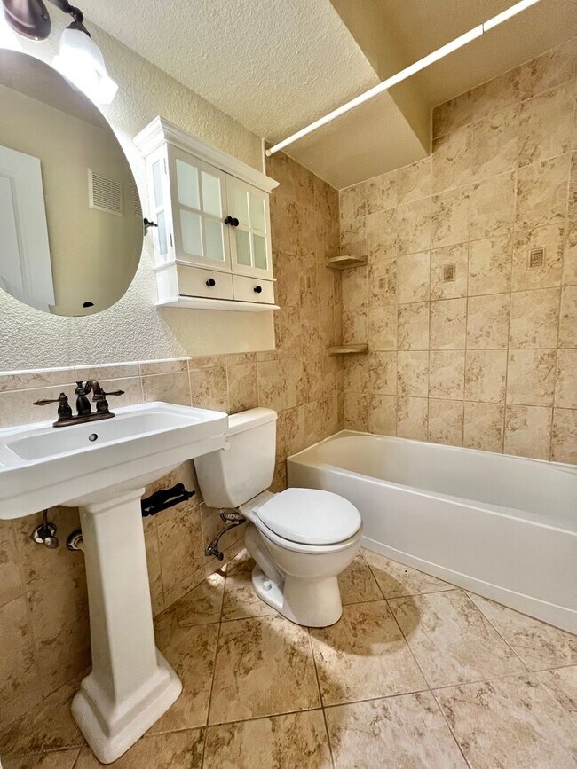 Building Photo - Charming Home Near CSU Campus – Move-In Re...