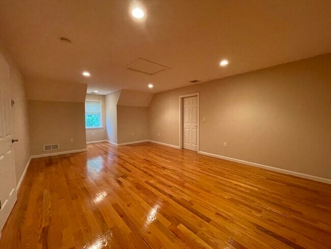 Building Photo - 53 Brewster Rd
