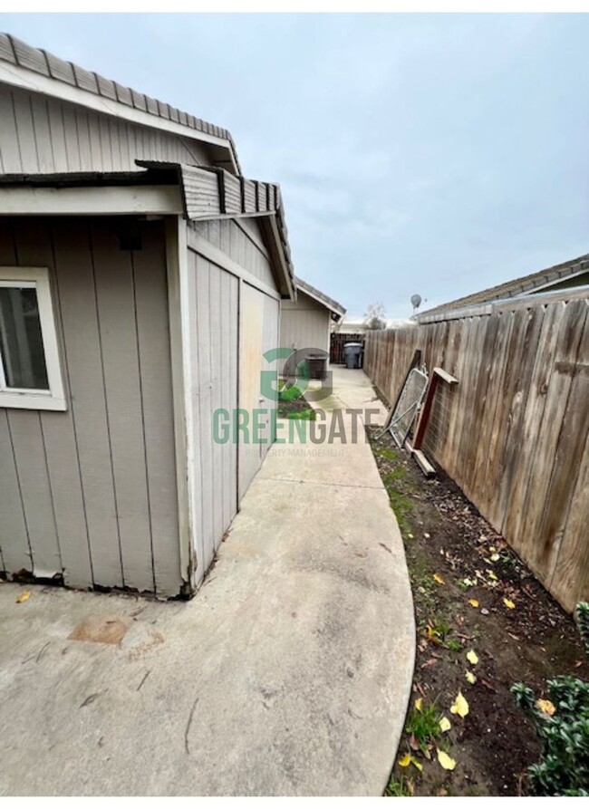 Building Photo - 3 BEDROOM 2 BATH HOME MOVE IN READY IN ESC...