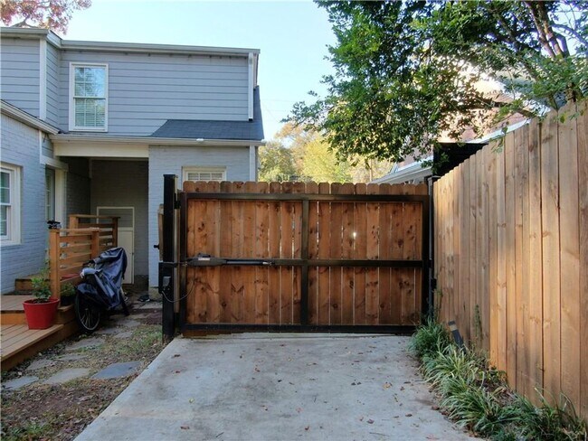 Building Photo - 3 Bedroom 2 Bath near the Beltline