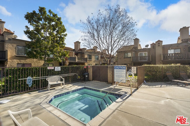 Building Photo - 3055 N Brea Blvd