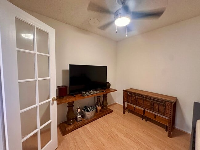Building Photo - Pet Friendly Culver City 1BD Condo with Bonus Room, Fireplace, Patio and A/C!