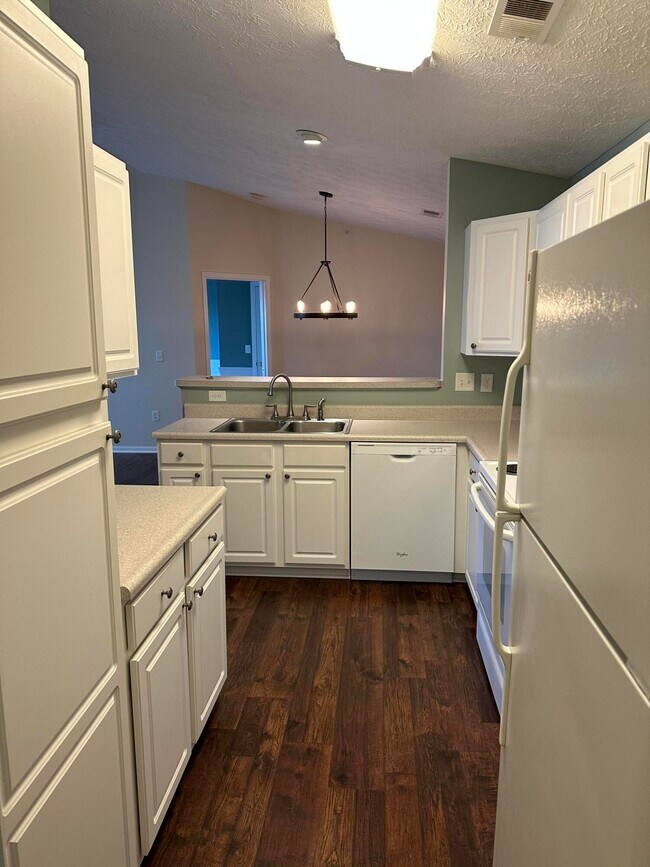 Building Photo - 600 Vincent Way