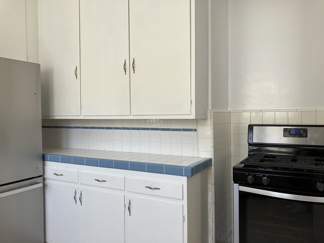 kitchen - 115 N Harper Ave