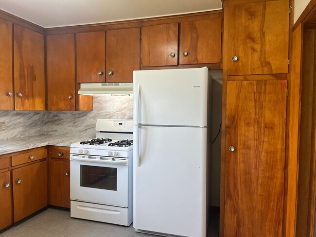 Building Photo - Midtown bungalow, beautiful hard wood floors, lots of natural light.