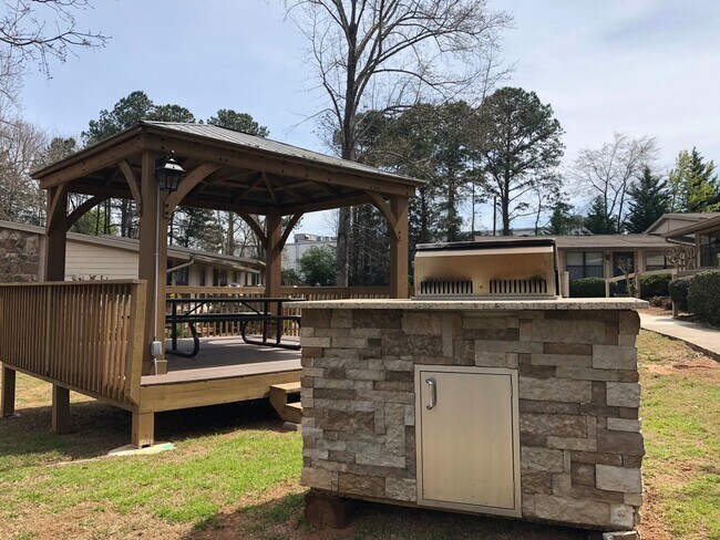 Building Photo - 1 BEDROOM AVAILABLE FEBRUARY 9TH!