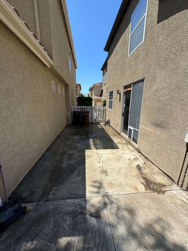Building Photo - Welcome to this stunning 3-bedroom, 2.5-ba...