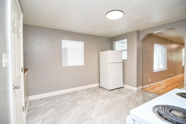 Building Photo - 4 Bed 1 Bath Single Family Home