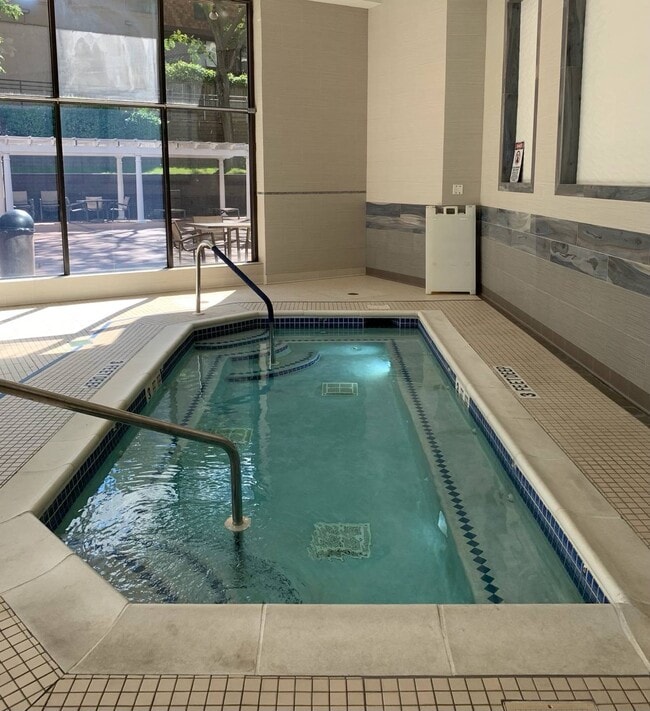 Building Photo - One Bay Club Dr