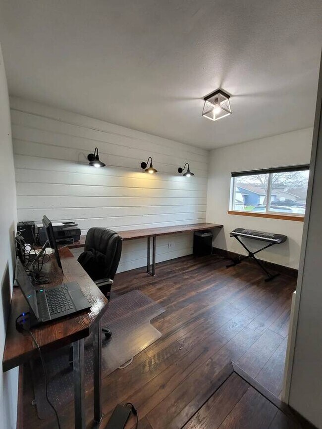 Building Photo - 1555 SW Gilson Ct